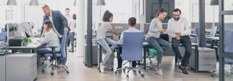 Persone che lavorano in un ufficio moderno