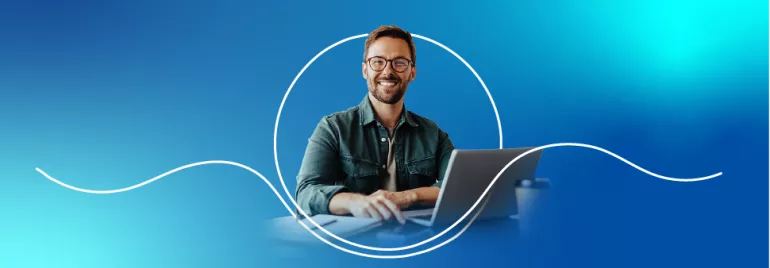 Persona sorridente con laptop su sfondo blu.
