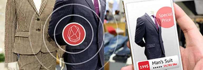 Smartphone mostra un abito da uomo a prezzo speciale.
