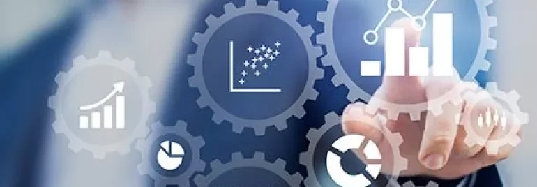 Persona tocca schermo con icone di analisi e grafici in sovrimpressione.
