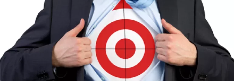 Persona in abito apre camicia per mostrare un bersaglio.