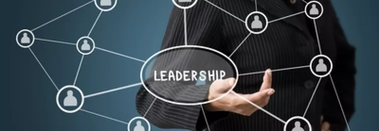 Persona in abito nero con diagramma di leadership interconnesso.