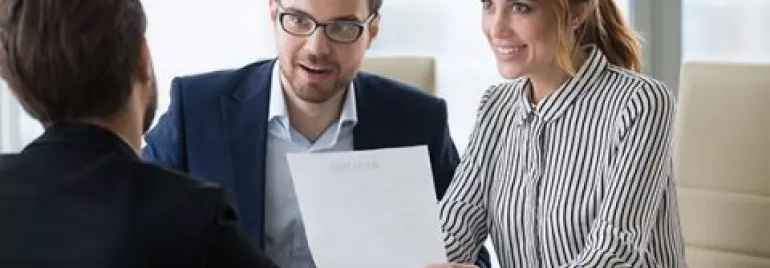 Colloquio di lavoro in ufficio con tre persone.