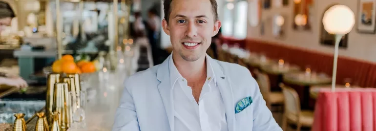 Persona sorridente in un ristorante elegante.