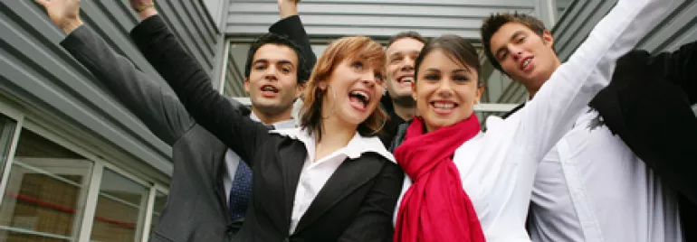 Gruppo di persone felici che festeggiano all'aperto.