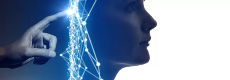 Profilo di un volto umano con reti digitali luminose.
