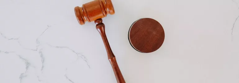 Martelletto di legno su sfondo bianco.