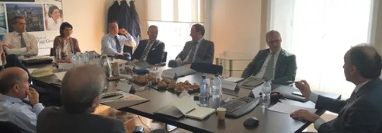Riunione d'affari con persone sedute intorno a un tavolo.