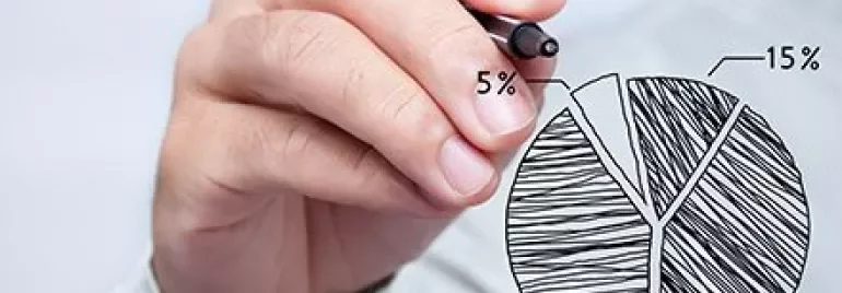 Persona disegna un grafico a torta con percentuali.