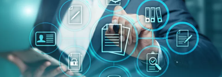Persona in ufficio digitale, icone su schermo