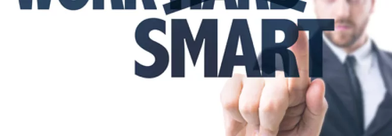 Persona in abito indica il testo 'WORK SMART' su sfondo bianco.