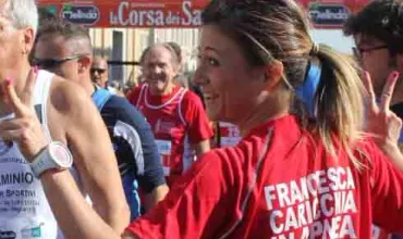 Persona in maglietta rossa partecipa a una corsa su strada