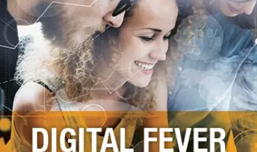 Persone sorridenti al lavoro su un progetto digitale.